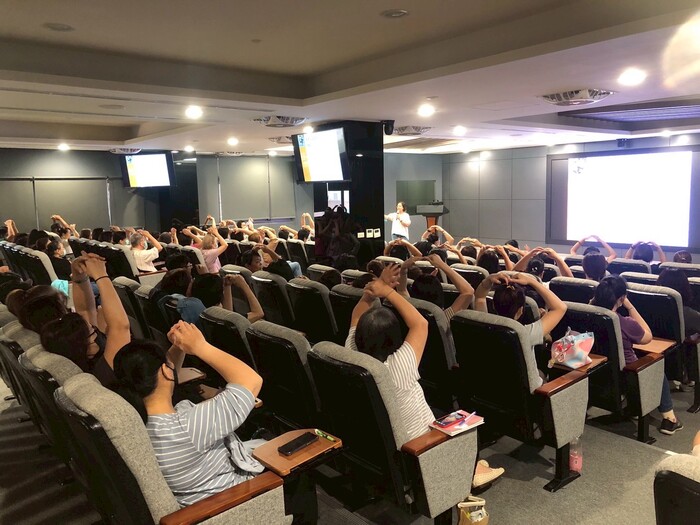 王明鳳老師以實例教課,讓托育人員更理解CRC兒童權利公約